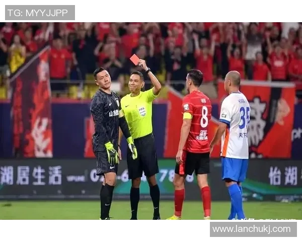 足球明星遭遇碰瓷事件视频曝光引发热议球迷热议背后真相与反思